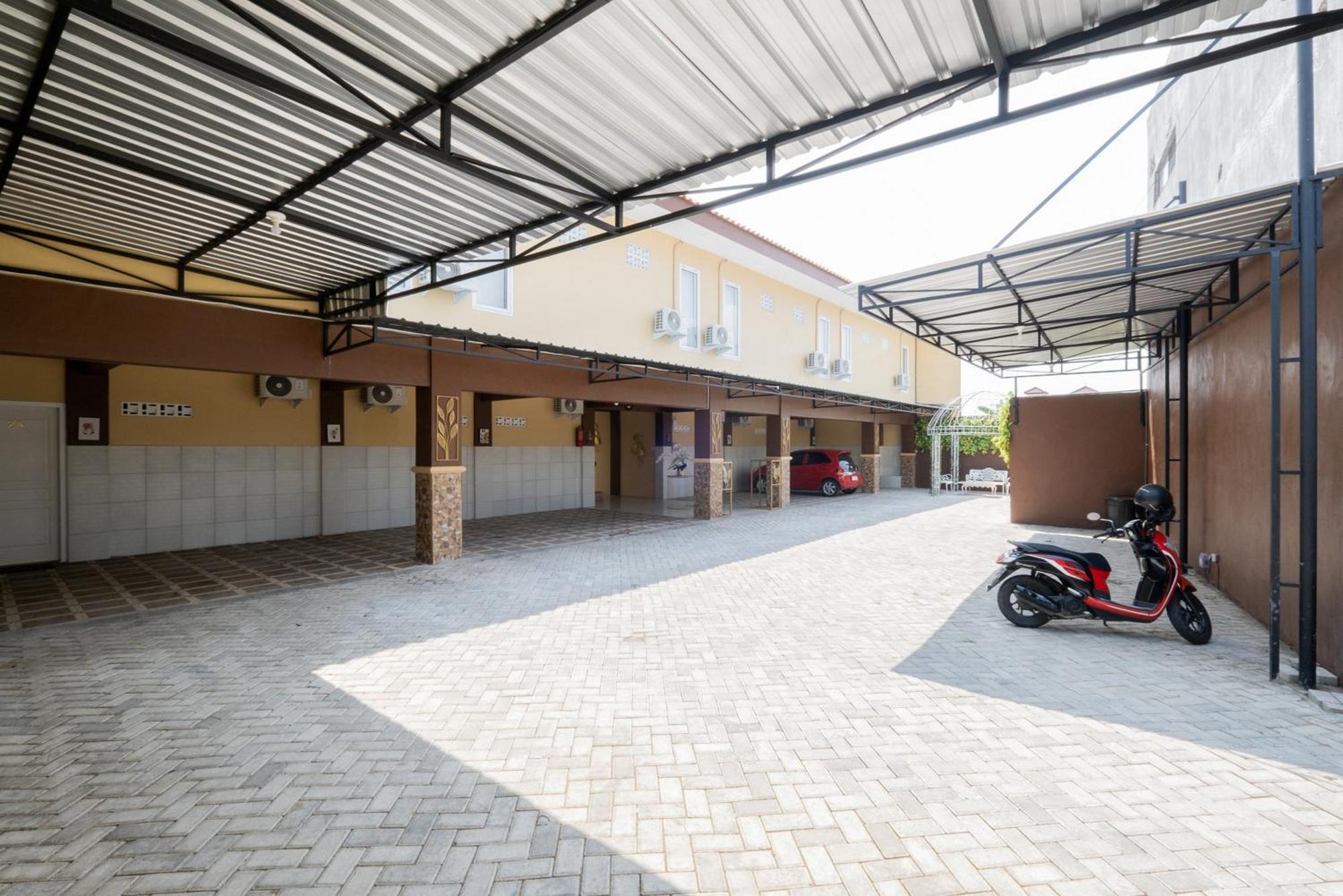 Готель Reddoorz Syariah Near Rsud Dr Iskak Tulungagung Kedungwaru Екстер'єр фото